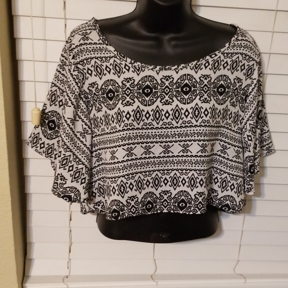 Black and white pattern crop top